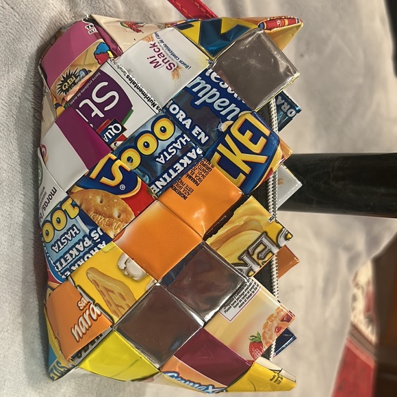 Nahui Ollin folded magazine paper wristlet bag - Picture 4 of 4